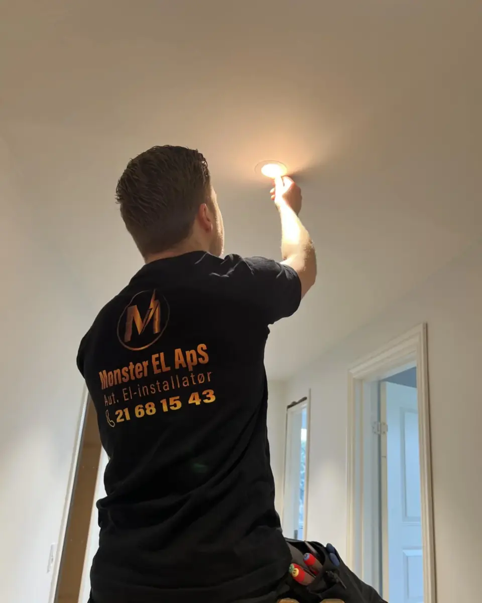 Elektriker fra Mønster EL monterer en indbygningsspot i loftet
